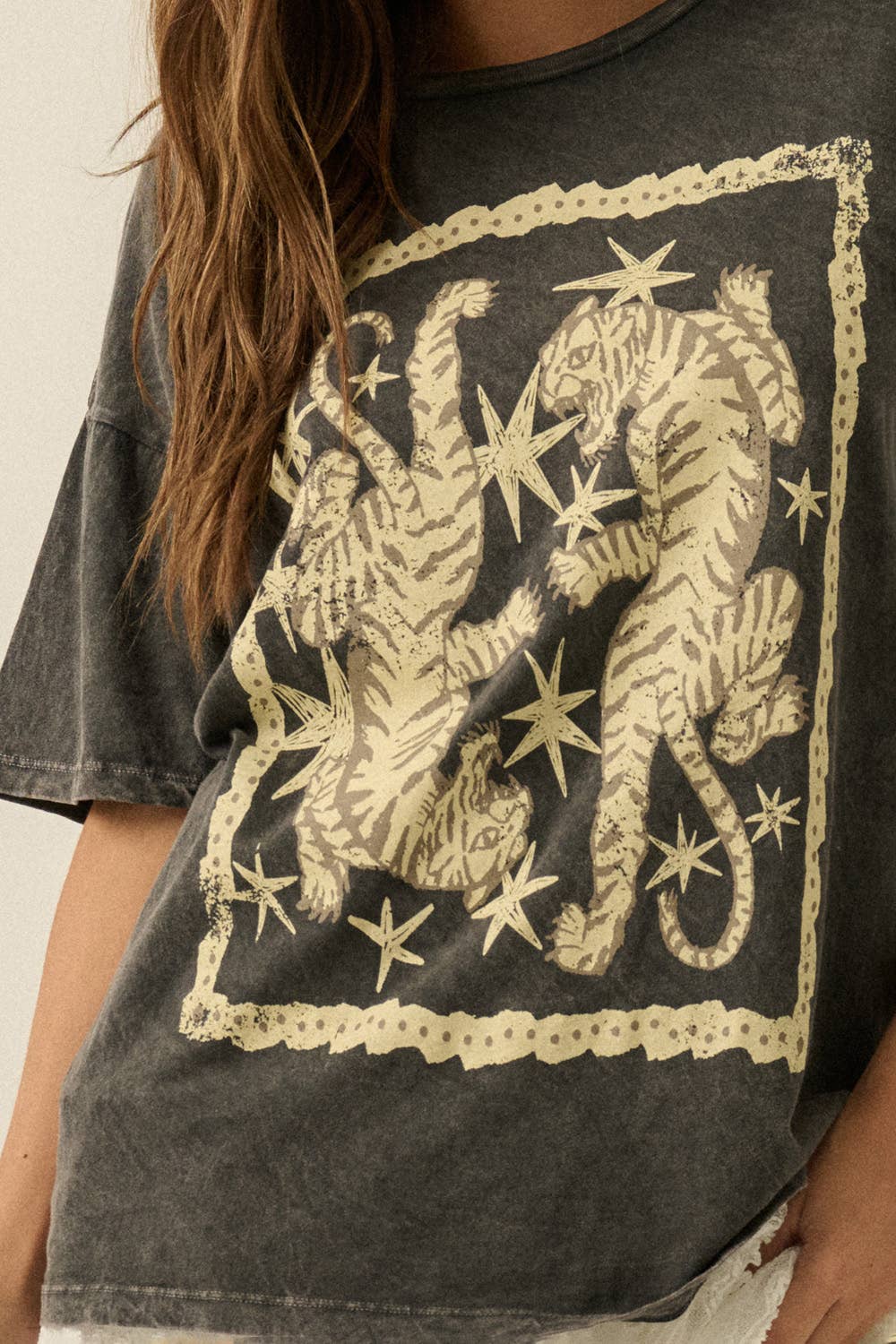 Promesa USA - Tigers and Stars Vintage-Wash Oversized Graphic Tee in Charcoal 1