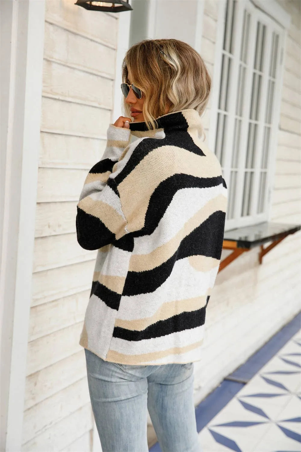 Abstract Knit Turtleneck Sweater4